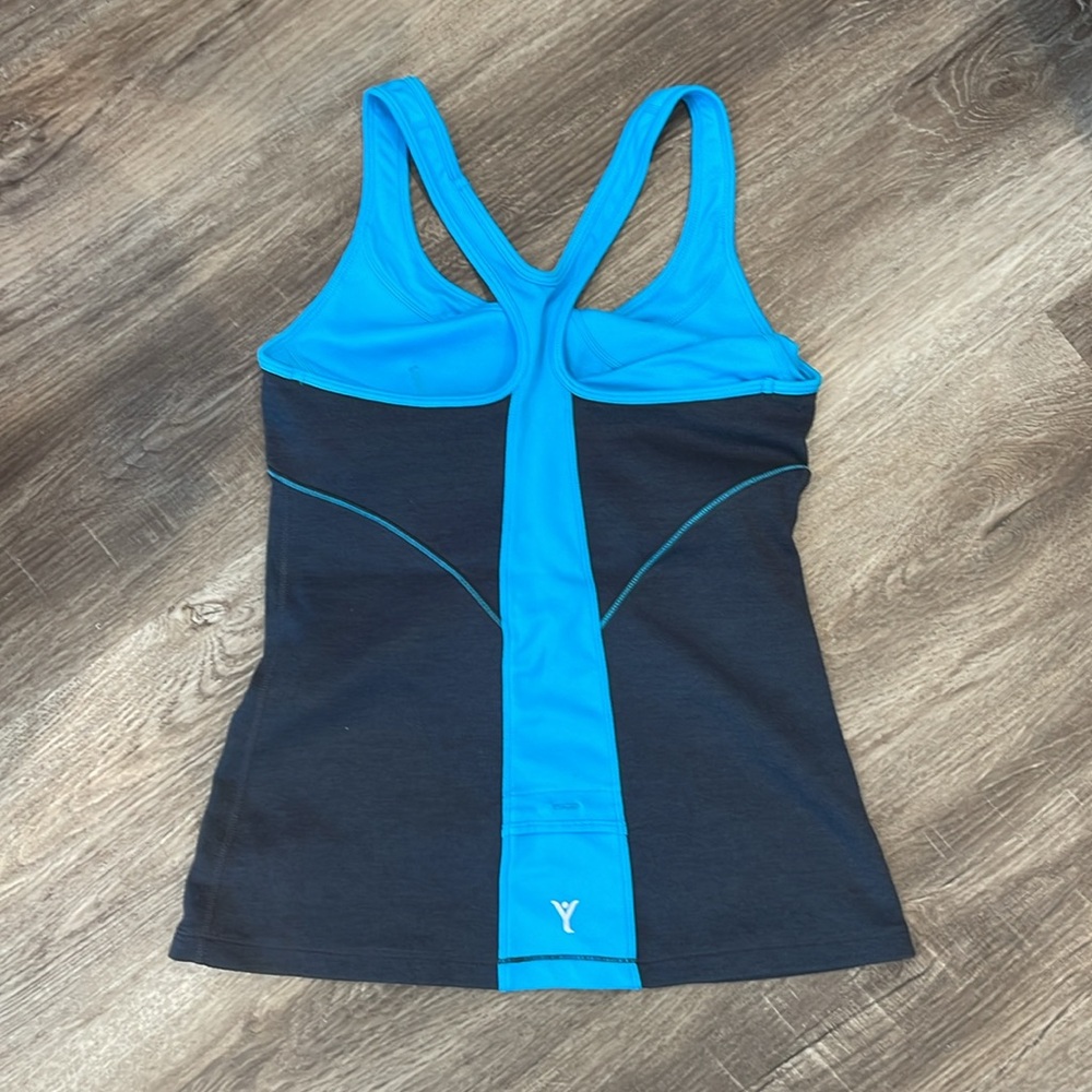 Workout top - Picture 2 of 3